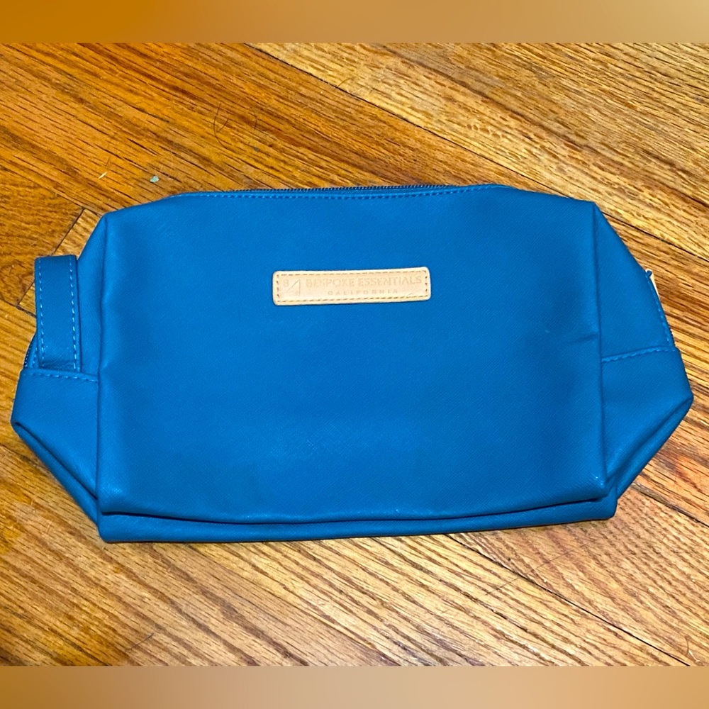 NWOT “Bespoke Essentials California”travel bag,blue w/roomy satin interior